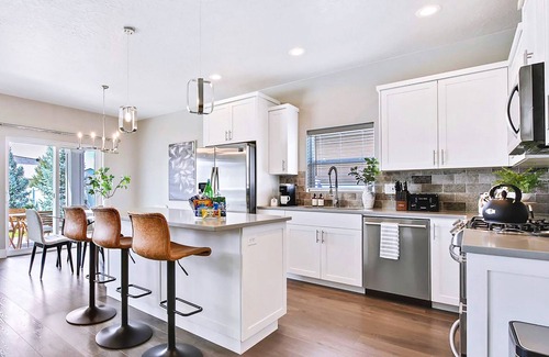 Meridian House | Exquisite 3BR 2BR Vacation Nest by The Village