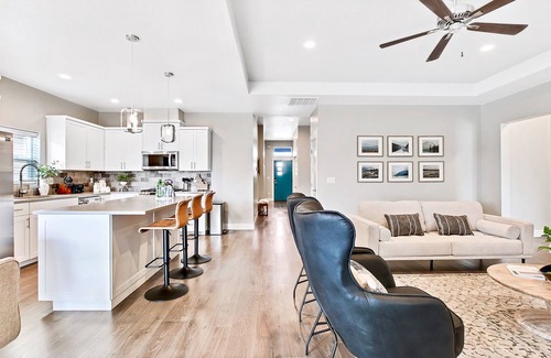 Meridian House | Exquisite 3BR 2BR Vacation Nest by The Village