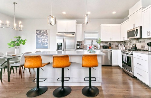 Meridian House | Exquisite 3BR 2BR Vacation Nest by The Village