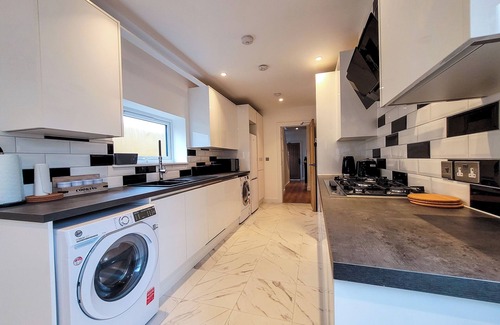 Valentines House | Exquisite 4 Bed 2.5 Bath Ilford London