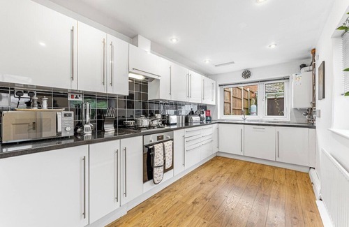 Horfield House | Exquisite 4 Bedroom House in Bristol - Parking