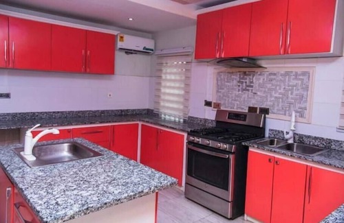 Kwabenyan Apartment | Exquisite 4-bedroom home with free car pickup