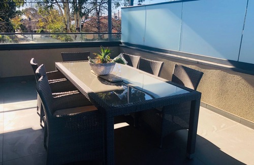Glen Iris House | Exquisite 4 Bedroom Town House facing a Park, Open Plan Living, Close to Private Schools/Hospitals, Universities, Restaurants, Bars, Cafes, and Shopping Centres.