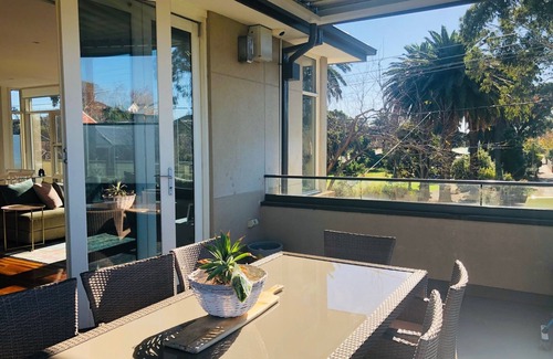 Glen Iris House | Exquisite 4 Bedroom Town House facing a Park, Open Plan Living, Close to Private Schools/Hospitals, Universities, Restaurants, Bars, Cafes, and Shopping Centres.