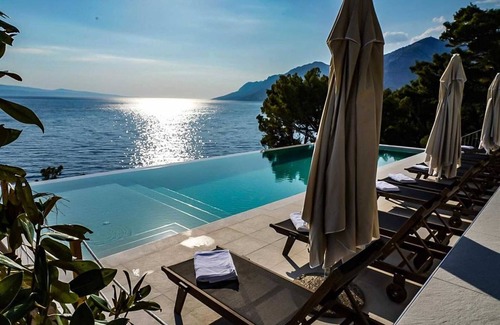 Brela Villa | Exquisite 9-Bedroom Villa for 18, with infinity pool close to the sea