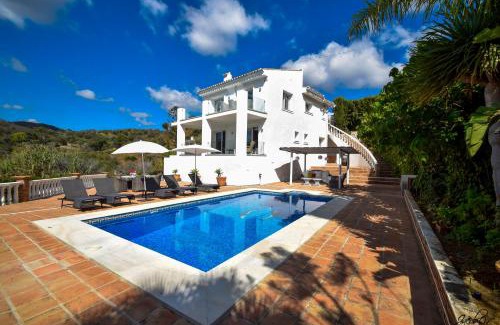 Urbanizacion el Rosario Villa | Exquisite and Modern villa near beach with Heated pool!