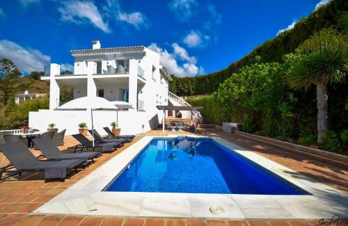 Urbanizacion el Rosario Villa | Exquisite and Modern villa near beach with Heated pool!