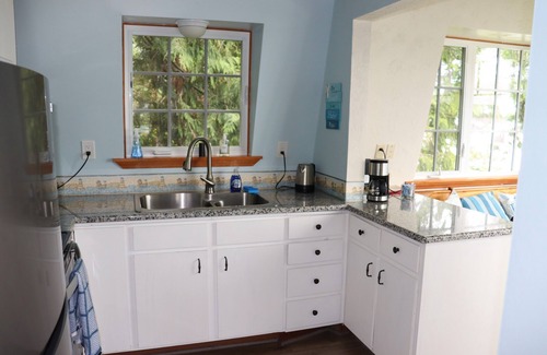 Diamond Point Cottage | Exquisite Bay Views. Charming Cottage.