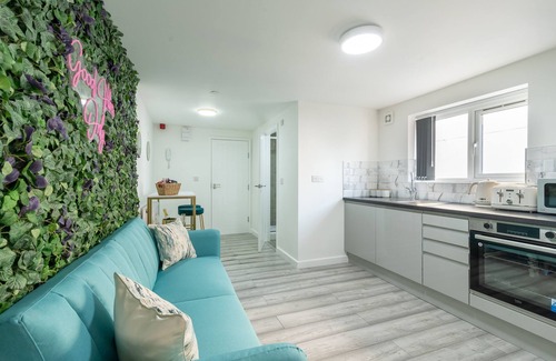 Penylan Apartment | Exquisite Cardiff Apartments- with Garden Lounge & Games Room