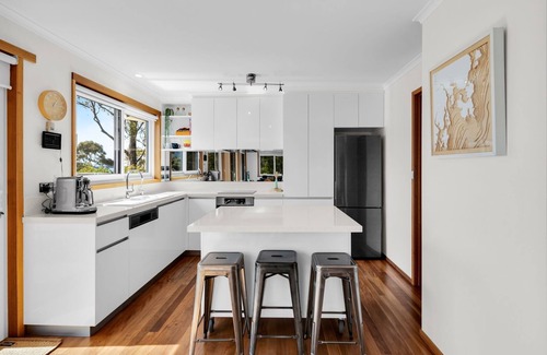 Coningham House | Exquisite Coastal Retreat: Waterfront Coningham Oasis near Bruny & Hobart