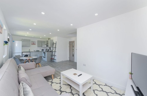 Gedling Apartment | Exquisite Contemporary 2bd Home, Low Carbon, Prkng