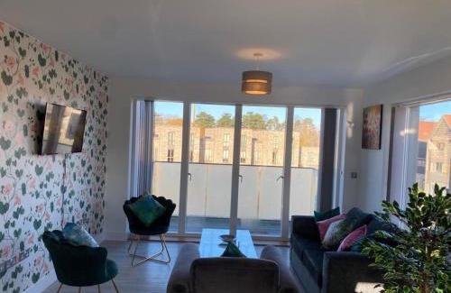 Cambridge Apartment | Exquisite & Contemporary 2 Bed Apartment w Parking 10 mins walk to Papworth, Addenbrookes hospitals & Bio Medical Campus