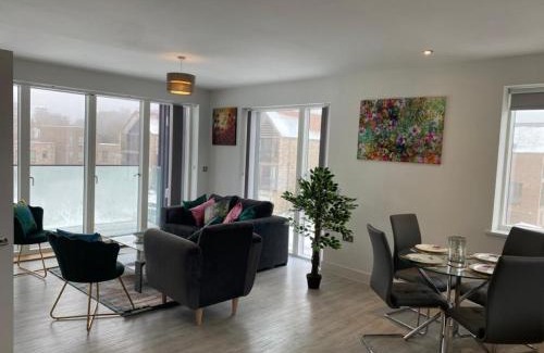 Cambridge Apartment | Exquisite & Contemporary 2 Bed Apartment w Parking 10 mins walk to Papworth, Addenbrookes hospitals & Bio Medical Campus