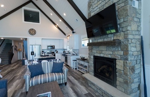 Alexandria House | Exquisite Cottage on Lake Brophy. Lic1971