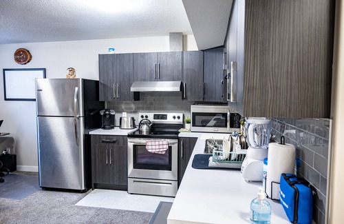 Airdrie House | Exquisite & Cozy La'Posh Suite w/WiFi, Workspace, Storage