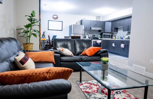 Airdrie House | Exquisite & Cozy La'Posh Suite w/WiFi, Workspace, Storage