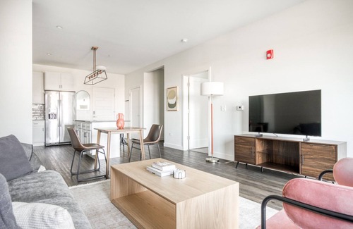 Elmhurst Apartment | Exquisite Elmhurst 1BR w/Lounge, Pool & Gym nr Metra, by Blueground