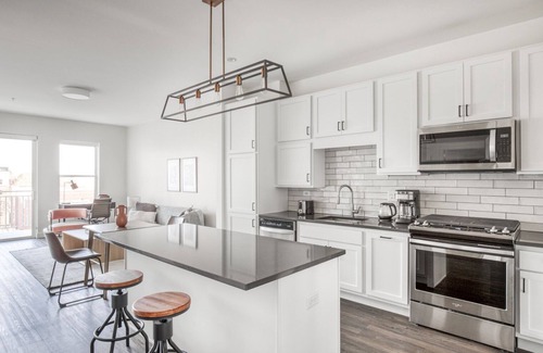 Elmhurst Apartment | Exquisite Elmhurst 1BR w/Lounge, Pool & Gym nr Metra, by Blueground