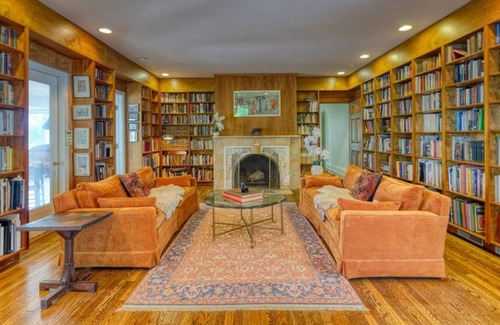 Williamstown House | Exquisite home with deck, full kitchen, seclusion, full kitchen & W/D