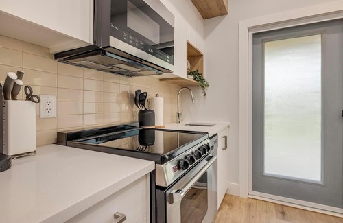 Halifax Apartment | Exquisite Honeygold Apartment-2 Bedrooms