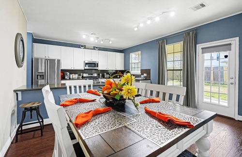 Spring House | Exquisite Legends Cottage in Spring TX