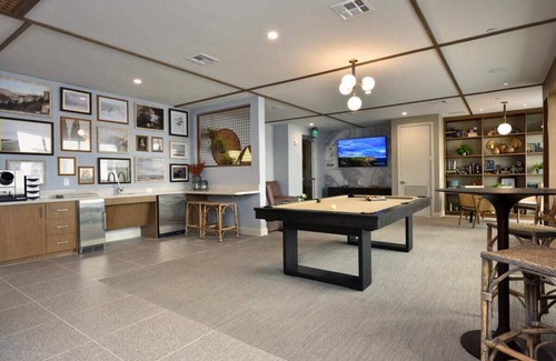Greenway Plaza-Upper Kirby Apartment | Exquisite Luxe Flat- Sleeps 8 near Houston Rodeo & Final Four