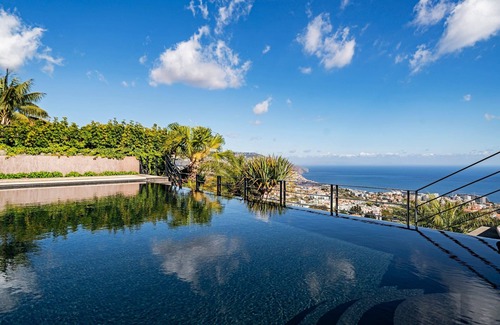 Santo Antonio Villa | Exquisite Madeira Villa | Villa Funchal Luz | 5 Bedroom | Heated Pool | Sea.