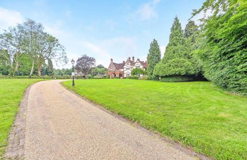 Tadworth Villa | Exquisite Manor House in Surrey Hills