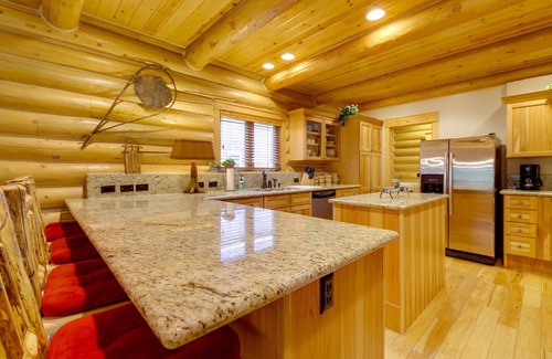 McCall Cabin | Exquisite McCall Log Cabin - Walk to Payette Lake!
