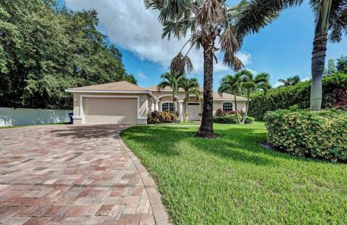 Palma Sola House | Exquisite modern home with pool - 10 min to beach