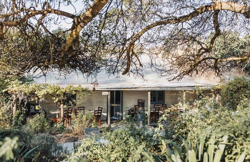 Spring Gully House | Exquisite Modern Retreat with Pool & Vineyard Views in Clare Valley