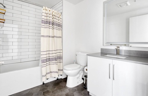 Downtown Oakland Apartment | Exquisite Oakland 1BR w/ AC, W/D, Sky Deck, next to BART, by Blueground