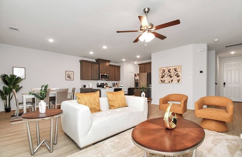 Katy House | Exquisite Relocation & Workers Dream Place