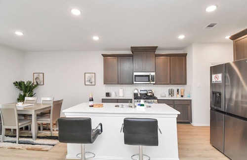 Katy House | Exquisite Relocation & Workers Dream Place