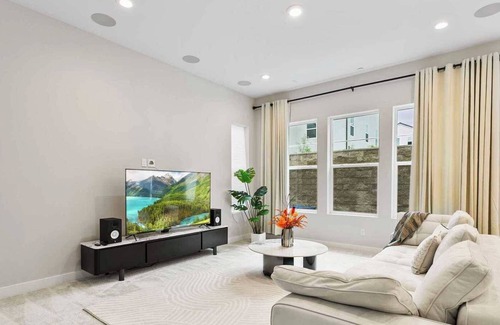 Foothill Ranch House | Exquisite Retreat on Pin Ln