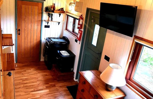 St Teath Cabin | Exquisite Shepherd's HUT With HOT TUB - Between Moor and sea