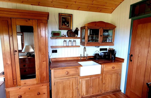 St Teath Cabin | Exquisite Shepherd's HUT With HOT TUB - Between Moor and sea