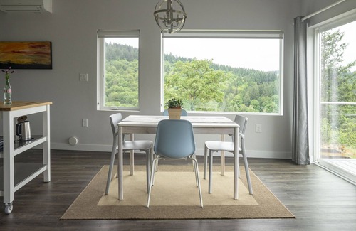Oregon City House | Exquisite Shipping Container-Style Cottage with Valley Views