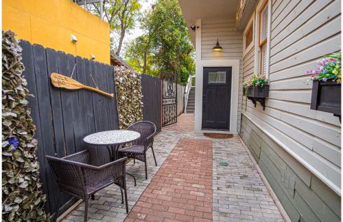 King William House | Exquisite Studio Guesthouse Near Downtowns Core