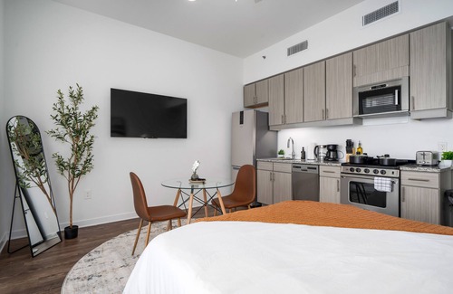 Avondale Apartment | Exquisite Studio l DT Birmingham w Private Balconyn