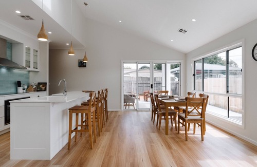 Narrabundah House | Exquisitely Spacious 3-Bed Home