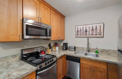 McMinnville Apartment | Extended Stay 1BR Apt Steps to Wine-Dine-Pubs + Dog Friendly