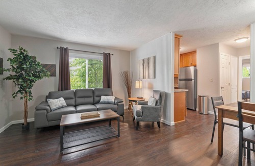 McMinnville Apartment | Extended Stay 1BR Apt Steps to Wine-Dine-Pubs + Dog Friendly