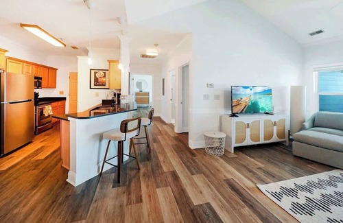 Charleston Condo | Extended Stay Condo with Pool/2mi to Folly Beach!