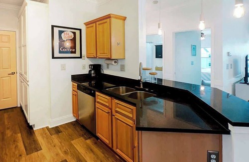 Charleston Condo | Extended Stay Condo with Pool/2mi to Folly Beach!