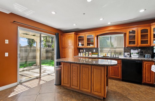 Fontana House | Extended Stay Deal｜4BR Home, Fully-Equipped Kitchen｜Pet Friendly #41817