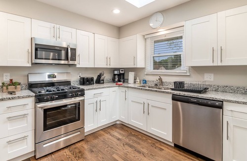Elgin House | Extended Stay Elgin FHS Rental - Jay St
