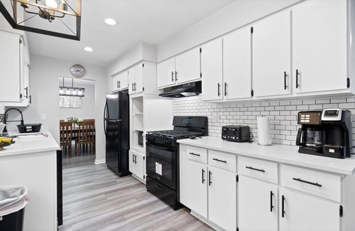 Lombard House | Extended Stay Lombard Rental - Central Ave