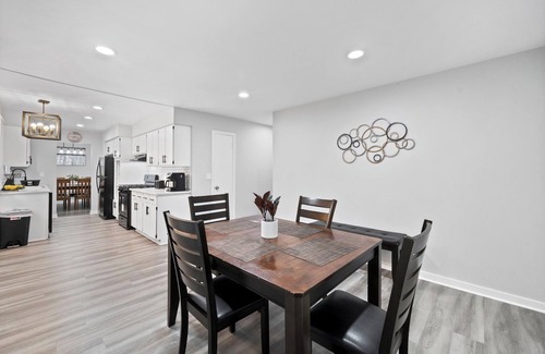 Lombard House | Extended Stay Lombard Rental - Central Ave