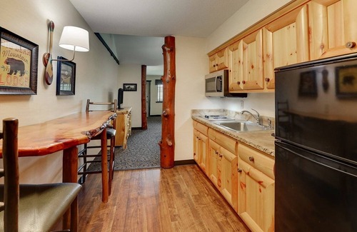 Onalaska Hotel | Extended Stay Queen Suite, Kitchenette, Living Area, Stoney Creek
